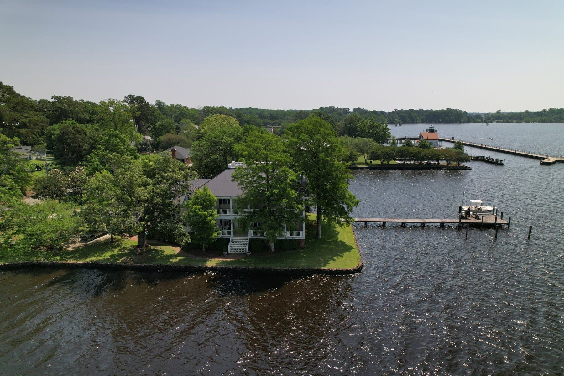 Aerial view of a waterfront property and surrounding docks